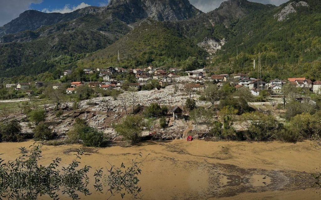 BALKAN DONIRA: Pomozimo Bosni iz Srbije Bosna Pomoc (1)