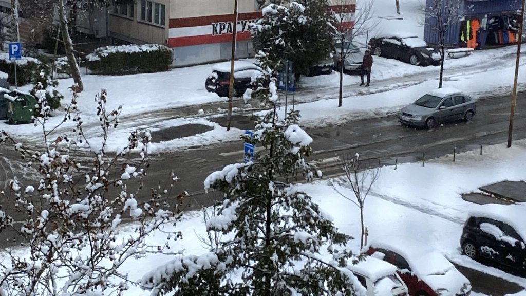 Sneg ponovo iznenadio kragujevačke putare!? Skraćene pojedine linije javnog prevoza Sneg1