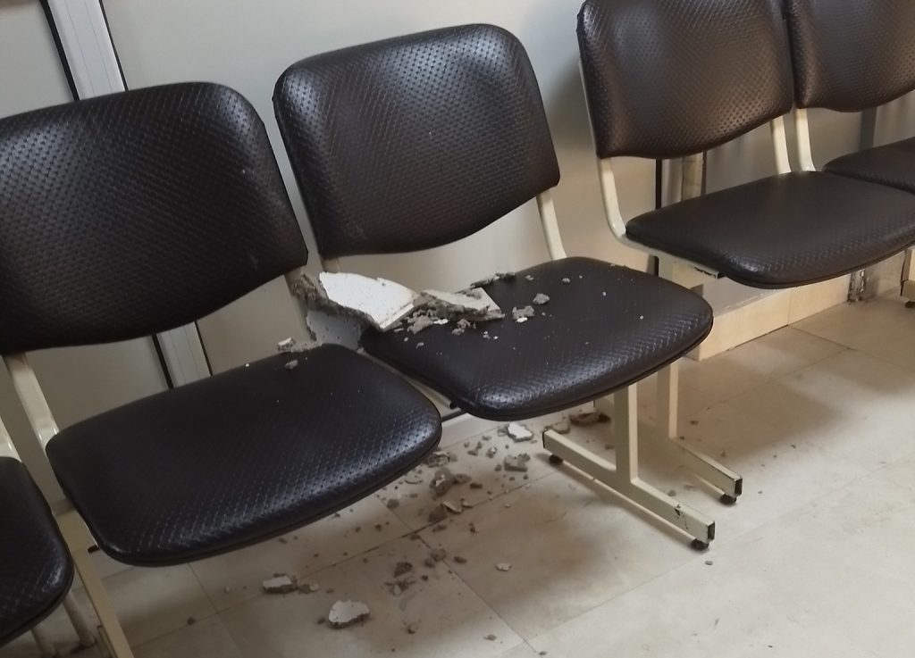 ČEKAJUĆI REKONSTRUKCIJU: Delovi plafona padaju na pacijente UKC Kragujevac Plafonukc1