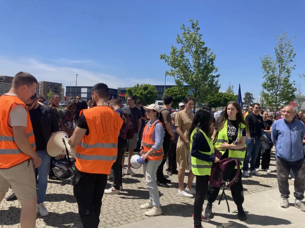 Skup podrške uhapšenim aktivistima u Novom Sadu održan i u Kragujevcu Palata Pravde Podrska Ns