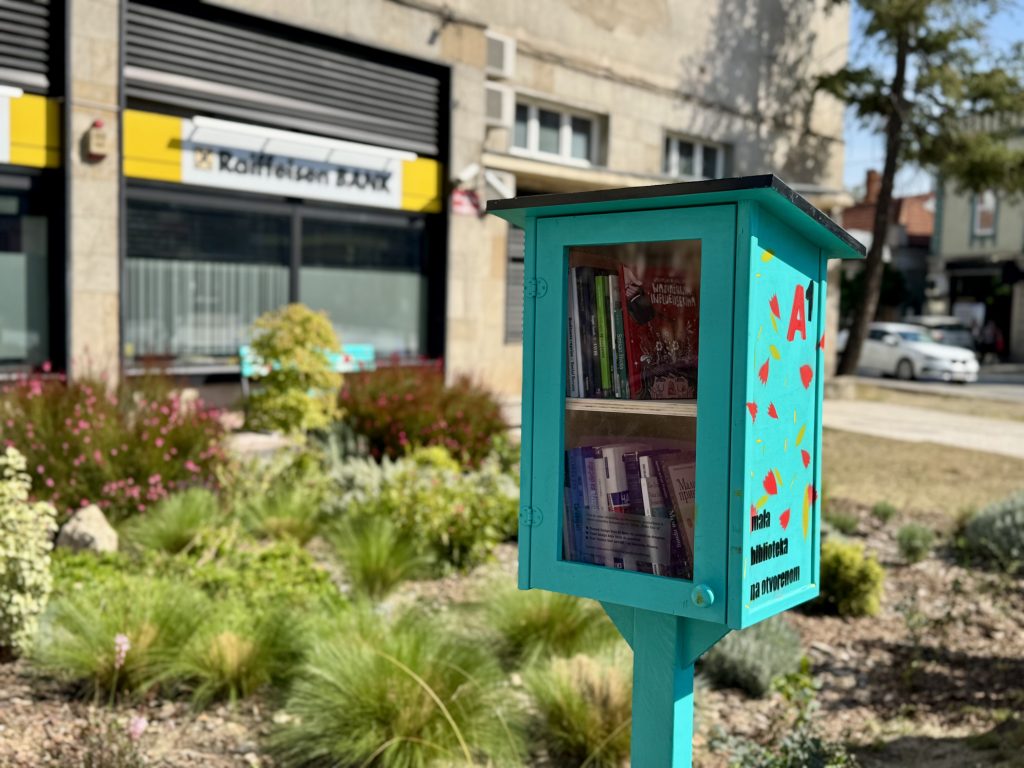 Kragujevac dobio solarne klupe i malu biblioteku u okviru projekta „Niklo kao ja“ Niklo kao ja kragujevac 1