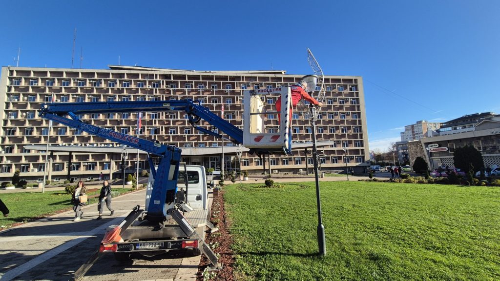 JKP „Šumadija“: Počelo postavljanje novogodišnje rasvete R1