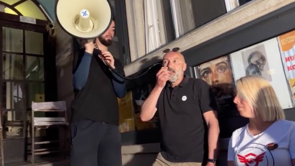 Održan skup podrške Dušku Đorđeviću na Đačkom trgu Dule protest