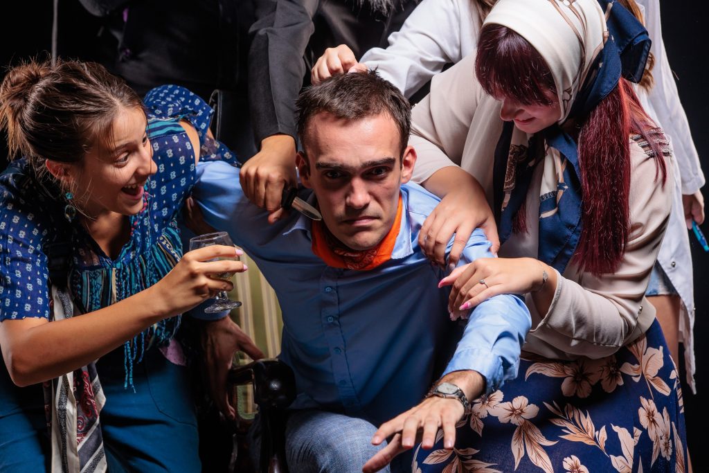 KLOPKA ZA BESPOMOĆNOG ČOVEKA: Humanitarno izvođenje predstave u Knjaževsko srpskom teatru 5 (3)