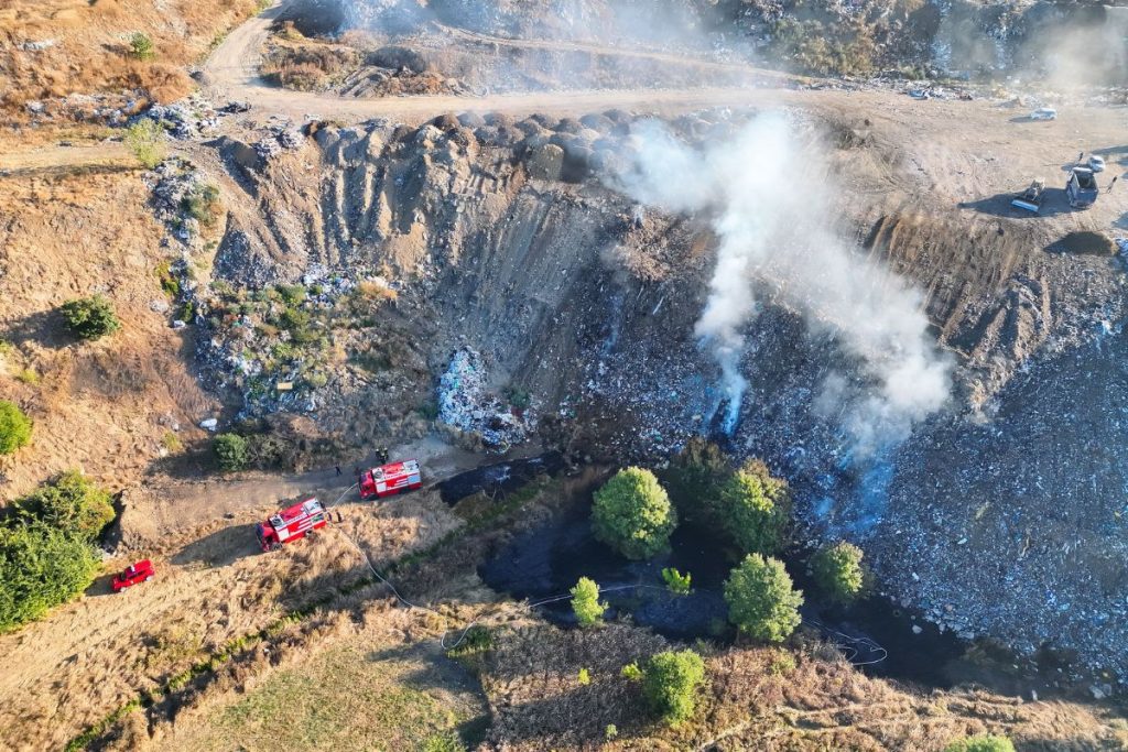 JKP „ŠUMADIJA“: Ugašen požar na deponiji Jovanovac
3 6