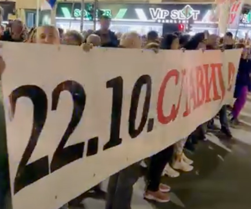 Guranje pristalica SNS-a i građana koji podržavaju studente, policija razdvojila dve grupe Protest vp